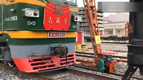 中国铁建的青藏号机车,正默默的在拉林铁路干着苦力,老当益壮